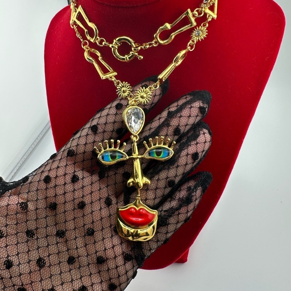 Visage Baroque Gold Artistic Face Pendant Necklace - Picture 5 of 11